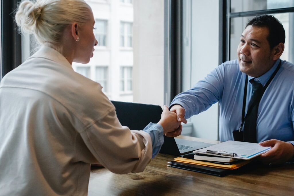 Descifrando el Arte del Headhunting en el Mundo Laboral 3 ventajas de contratar a un headhunter 3